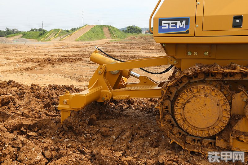 山工818F（国四）推土机整机外观