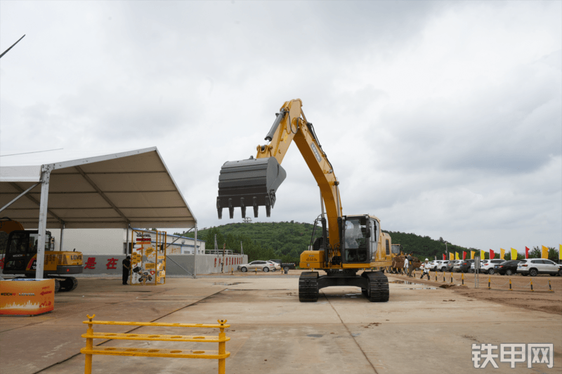 雷沃重工FR245F国四挖掘机整机外观