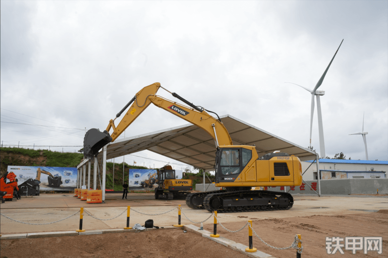 雷沃重工FR245F国四挖掘机整机外观