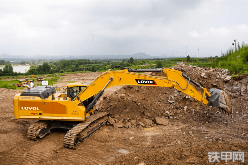 雷沃重工FR390F-HD国四挖掘机整机外观