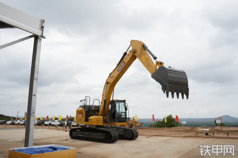 雷沃重工FR245F国四挖掘机整机外观