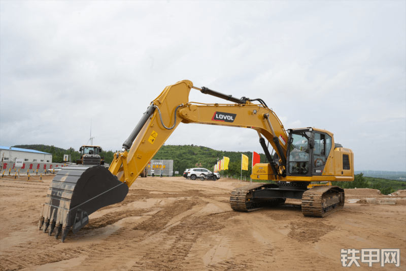 雷沃重工FR260F国四挖掘机整机外观