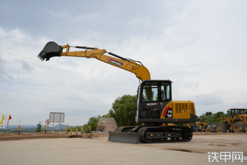 雷沃重工FR75F国四挖掘机整机外观