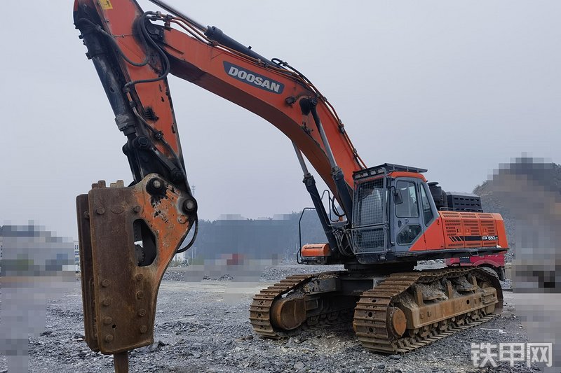 迪万伦DX550LC挖掘机整机外观