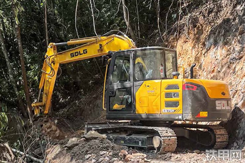 山东临工E675H国四挖掘机整机外观