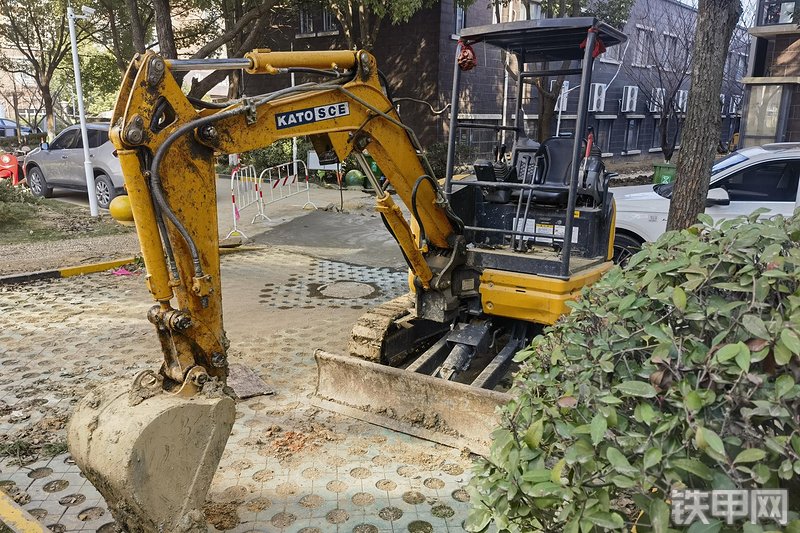 加藤中骏HD25V5-N挖掘机整机外观