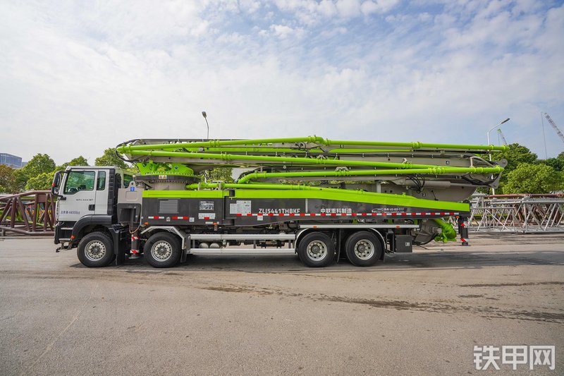 中联重科四桥59M重汽汕德卡国六泵车整机外观