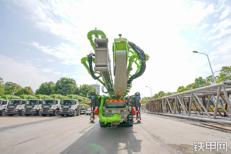 中联重科五桥67M斯堪尼亚国六泵车整机外观