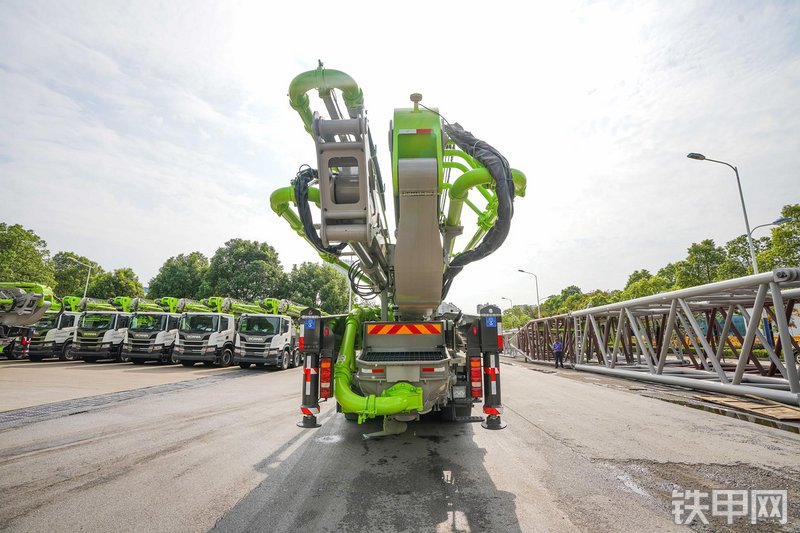 中联重科四桥59M重汽汕德卡国六泵车整机外观