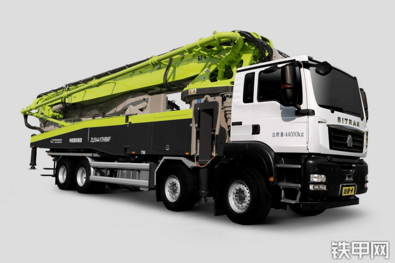 中联重科四桥59M重汽汕德卡国六泵车整机外观