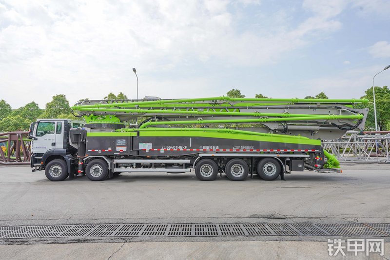 中联重科五桥67M重汽汕德卡国六泵车整机外观