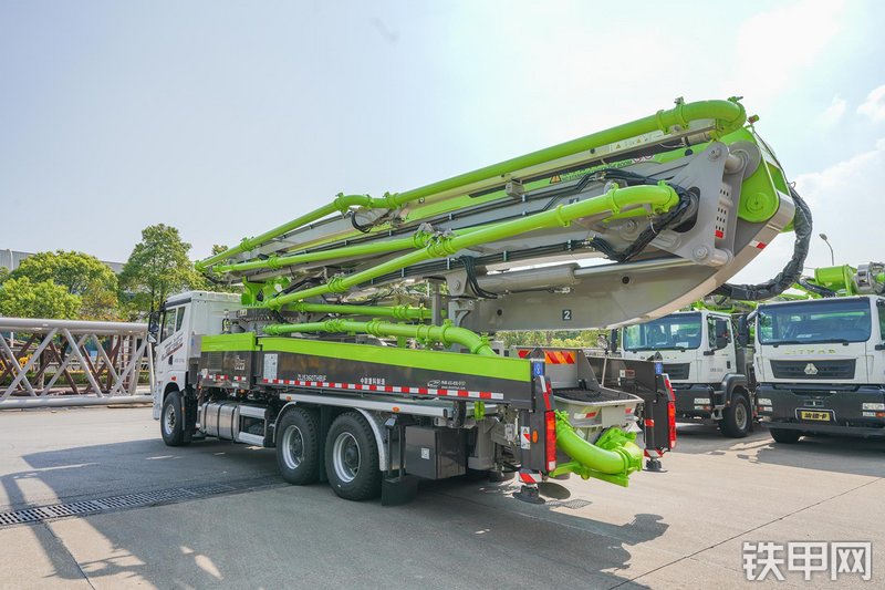 中联重科三桥50M解放国六泵车整机外观