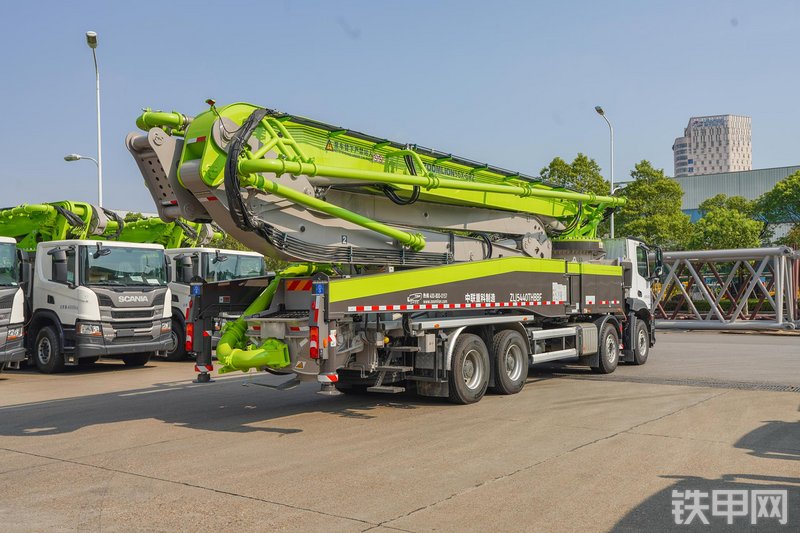 中联重科四桥56M奔驰国六泵车整机外观