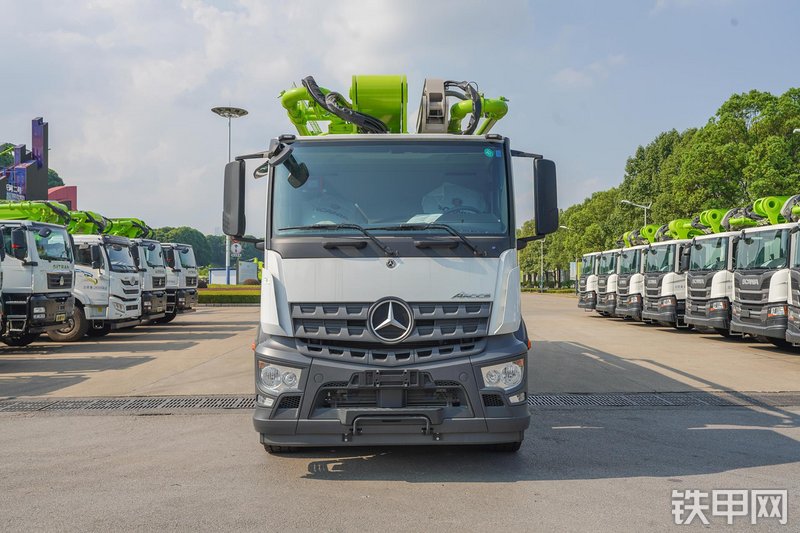 中联重科四桥59M奔驰国六泵车整机外观