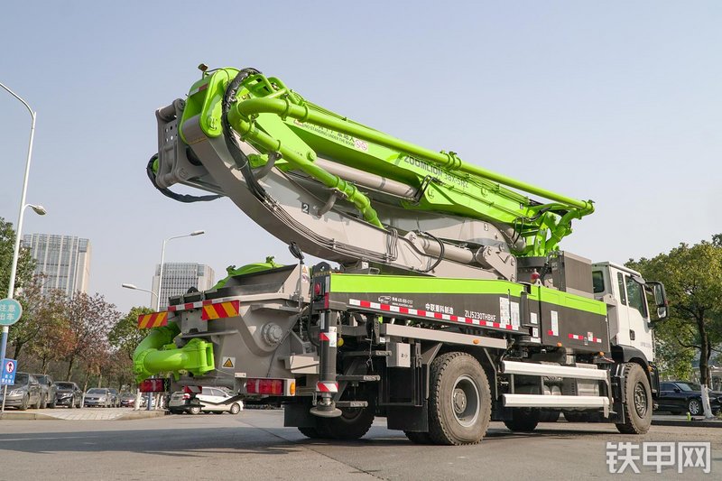 中联重科二桥38M重汽汕德卡国六泵车整机外观