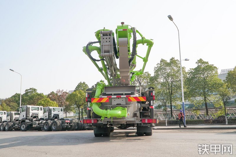 中联重科二桥38M重汽汕德卡国六泵车整机外观