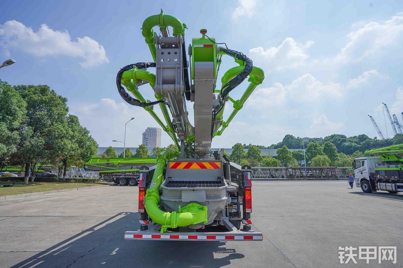 中联重科随动桥43M解放国六泵车整机外观