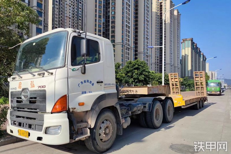 广汽日野6x4平板运输车整机外观