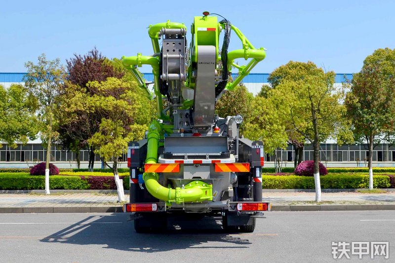 中联重科二桥38M解放国六泵车整机外观