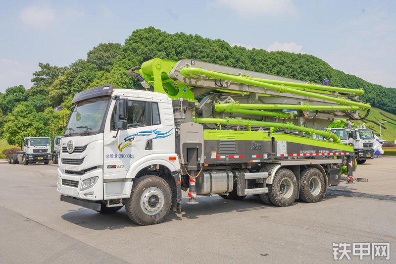 中联重科三桥43米解放国六泵车整机外观