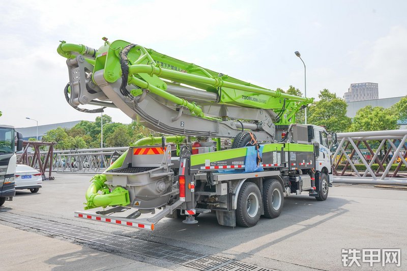 中联重科三桥43米解放国六泵车整机外观