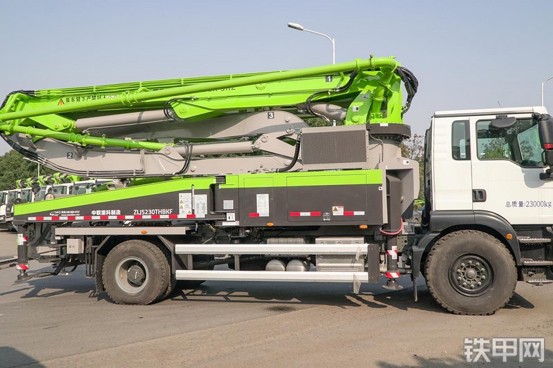 中联重科二桥38M重汽汕德卡国六泵车整机外观