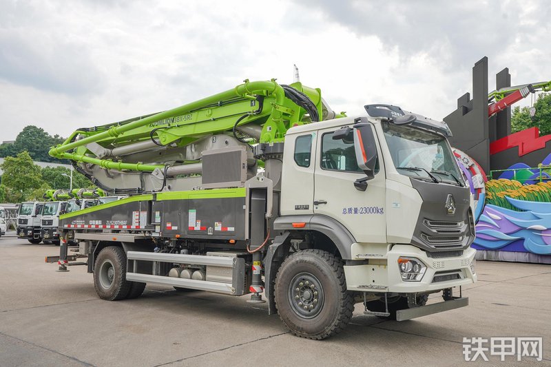 中联重科二桥38M重汽豪瀚国六泵车整机外观