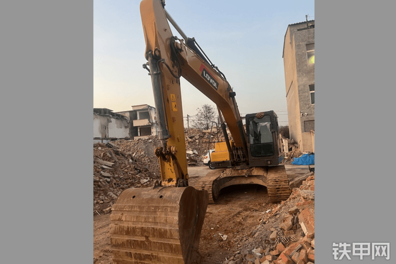 雷沃重工FR225E2挖掘机整机外观