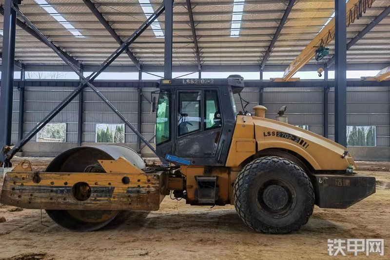 洛建LSS2702-2压路机整机外观