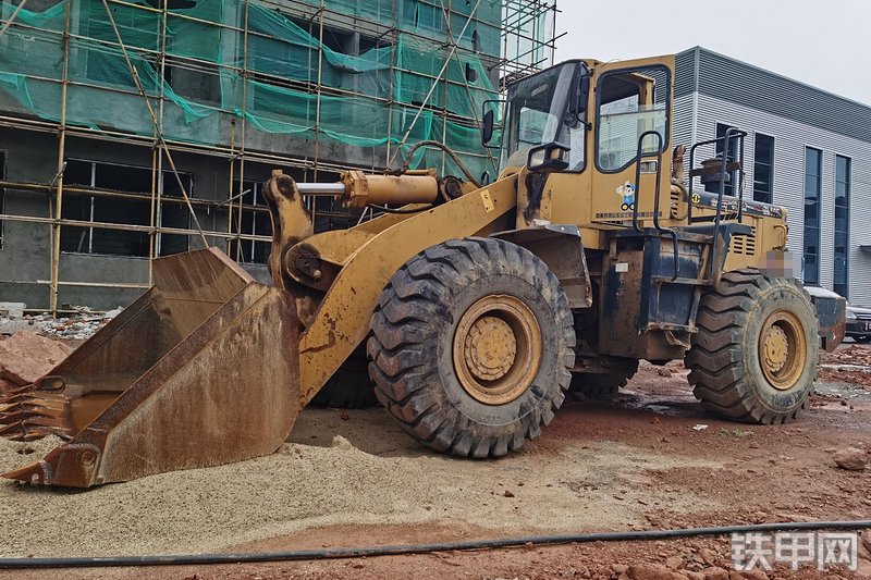 山工ZL60F装载机整机外观