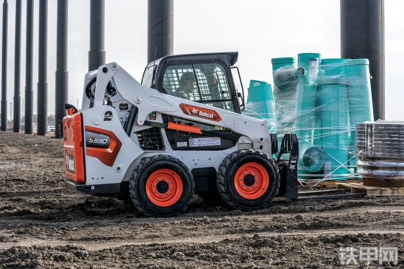 山猫S590国四滑移装载机整机外观