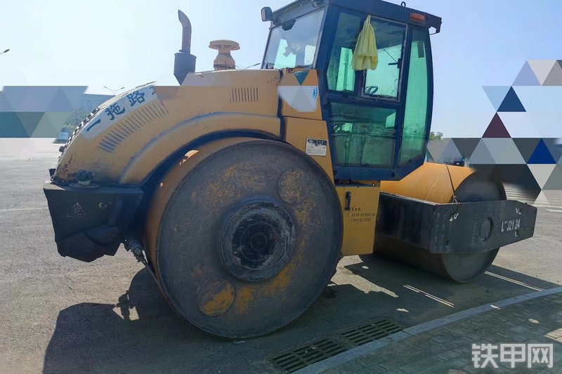 路阳LTJ2124压路机整机外观