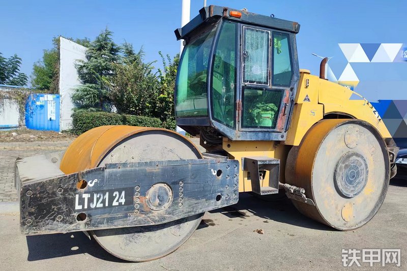 路阳LTJ2124压路机整机外观