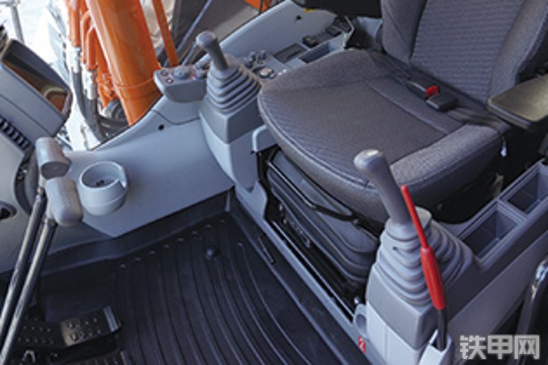 日立ZX220K-6A挖掘机局部