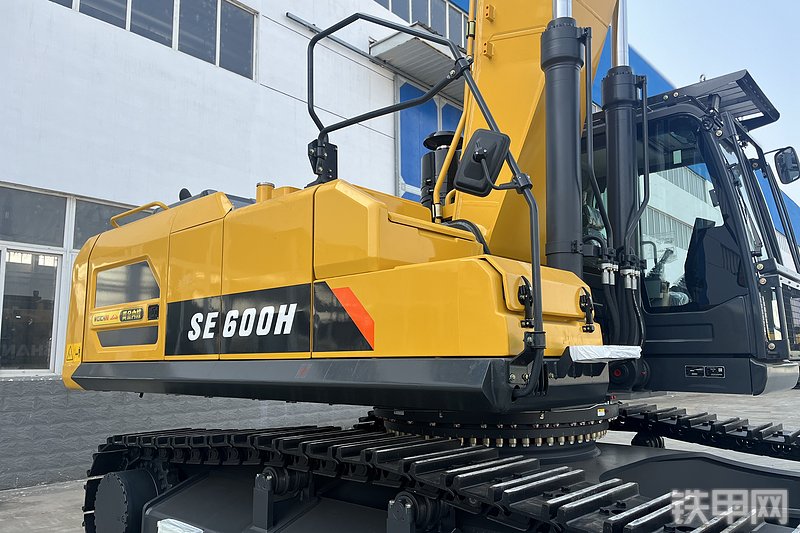 山推SE600H-10W挖掘机局部