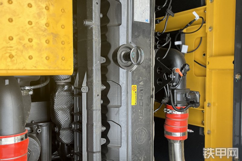 山推SE600H-10W挖掘机局部