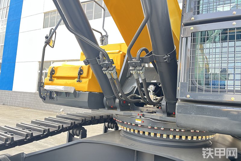 山推SE600H-10W挖掘机局部