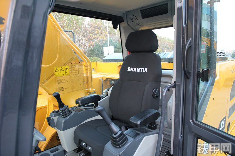 山推SE260LC-10W挖掘机局部