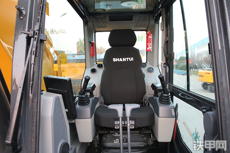 山推SE260LC-10W挖掘机局部