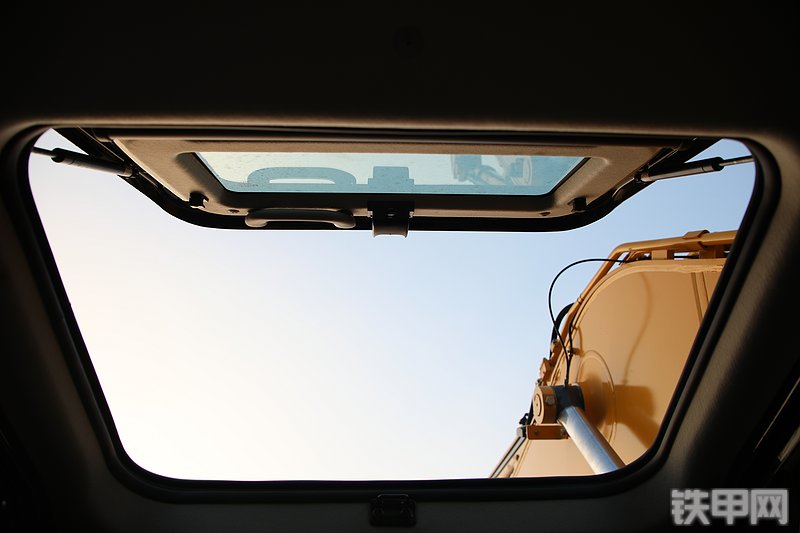 山推SE260LC-10W挖掘机局部