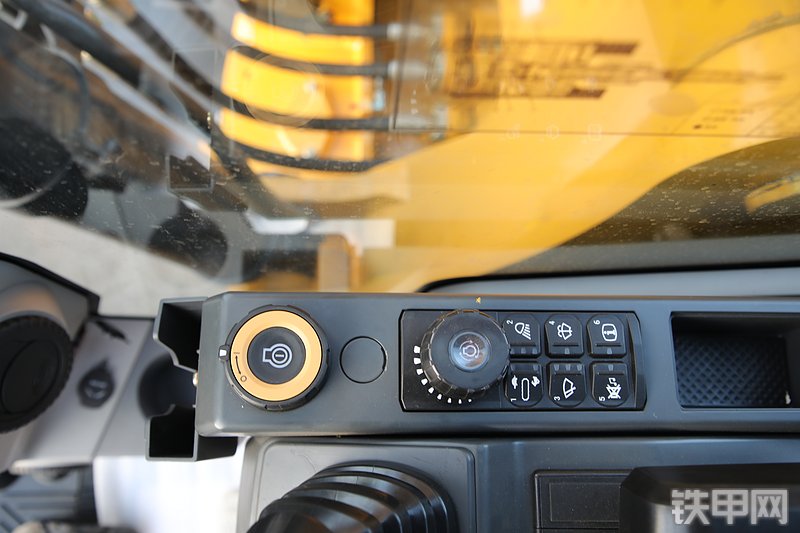 山推SE260LC-10W挖掘机局部