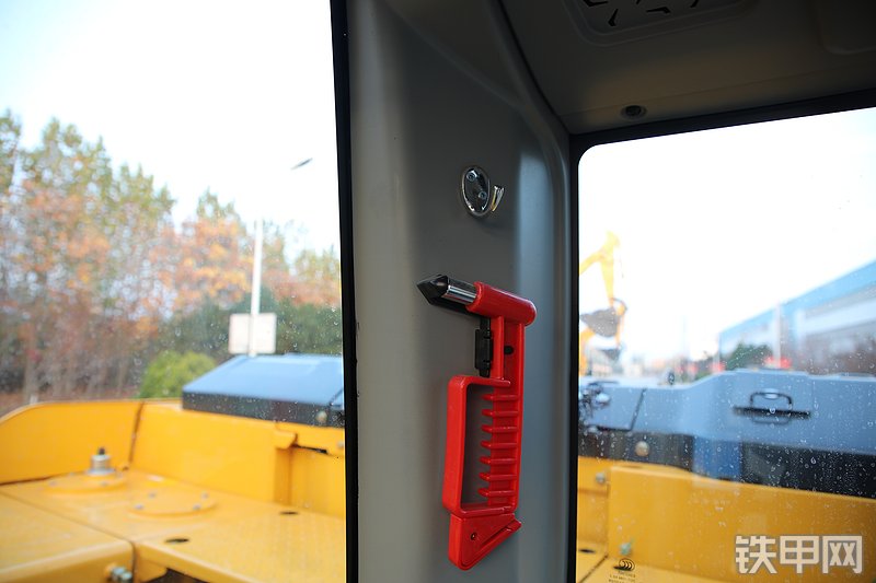 山推SE260LC-10W挖掘机局部