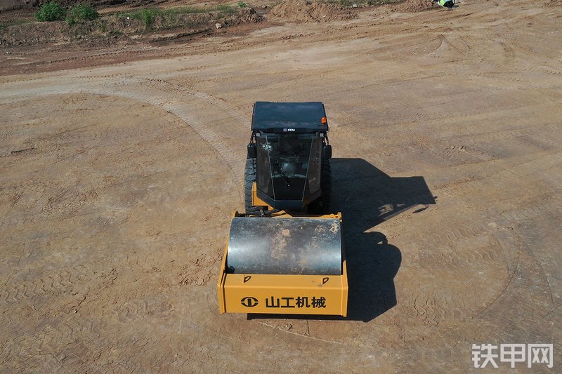 山工520F（国四）压路机整机外观