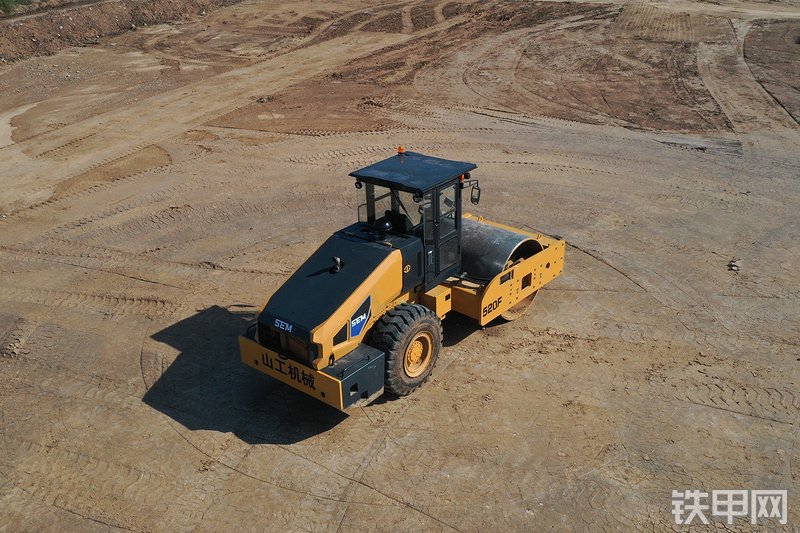 山工520F（国四）压路机整机外观