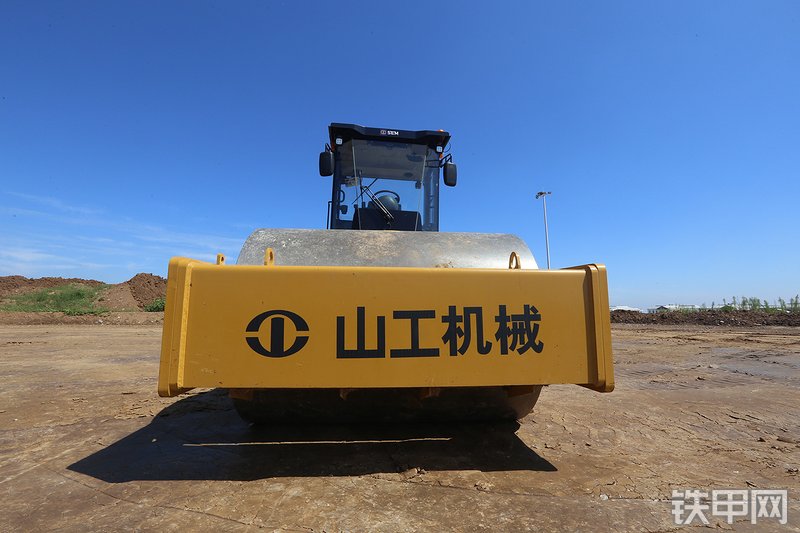 山工520F（国四）压路机整机外观