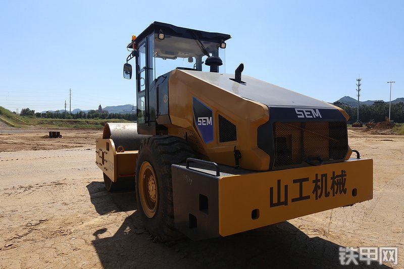 山工520F（国四）压路机整机外观