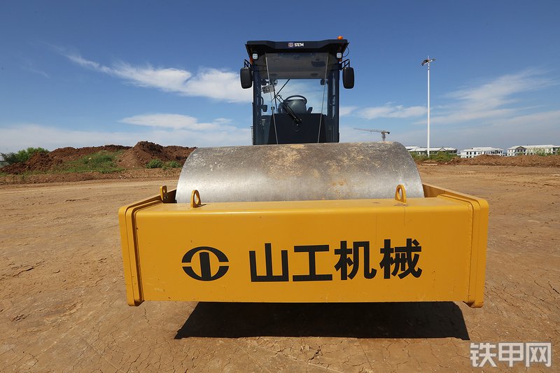 山工520F（国四）压路机整机外观