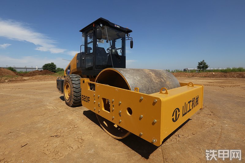 山工520F（国四）压路机整机外观