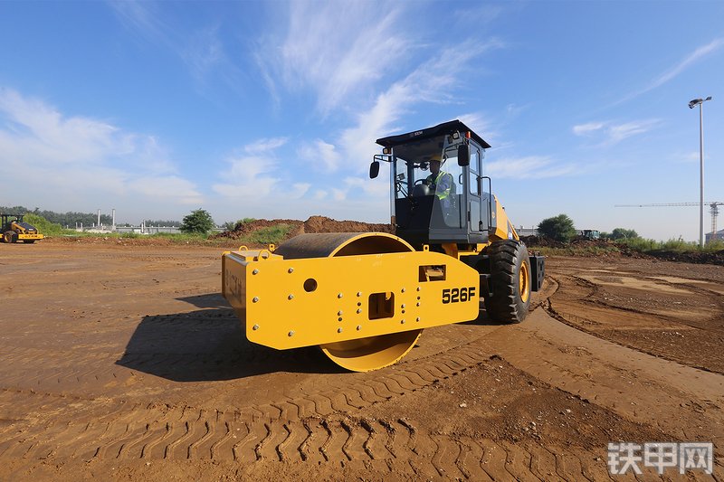 山工526F（国四）压路机整机外观