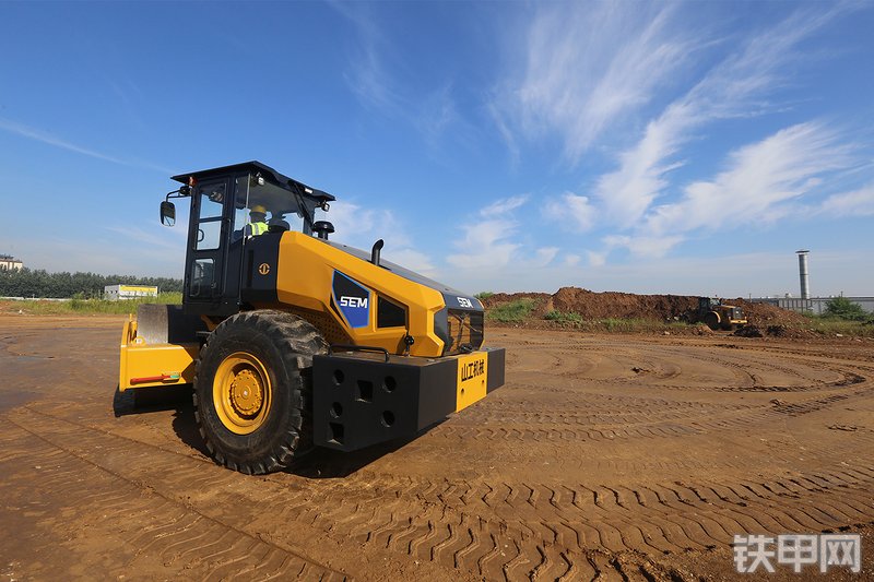 山工526F（国四）压路机整机外观